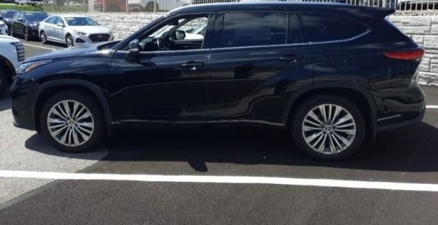 Used 2023 Toyota Highlander Platinum AWD/4WD image 4