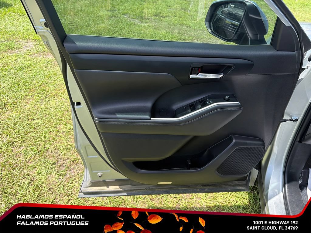 Used 2022 Toyota Highlander XLE FWD image 12