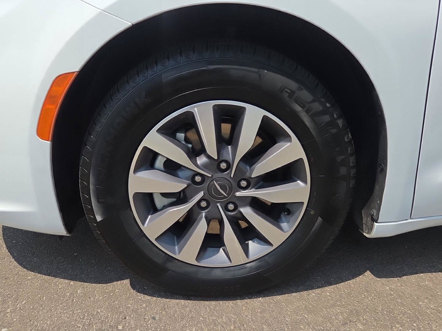 Used 2023 Chrysler Pacifica Touring-L FWD image 12