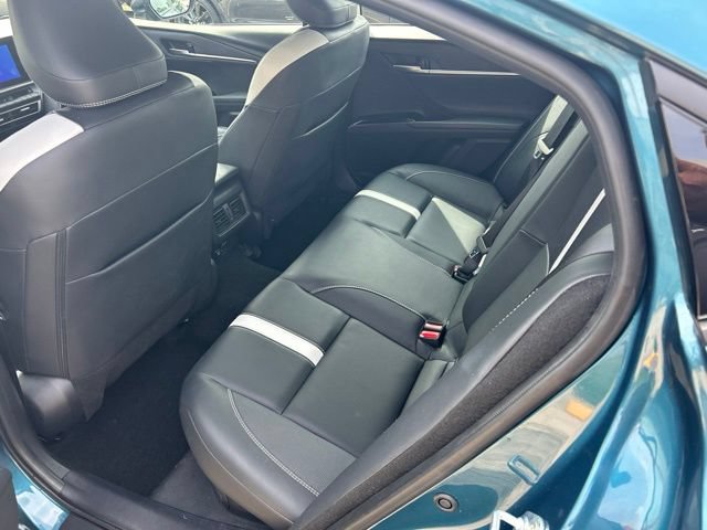 Used 2025 Toyota Camry SE w/ Convenience Package FWD image 25