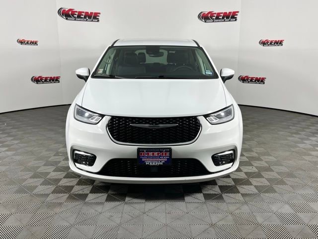 Used 2023 Chrysler Pacifica Touring-L image 4