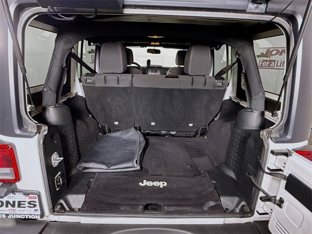 Used 2017 Jeep Wrangler Unlimited Rubicon w/ Connectivity Group image 26