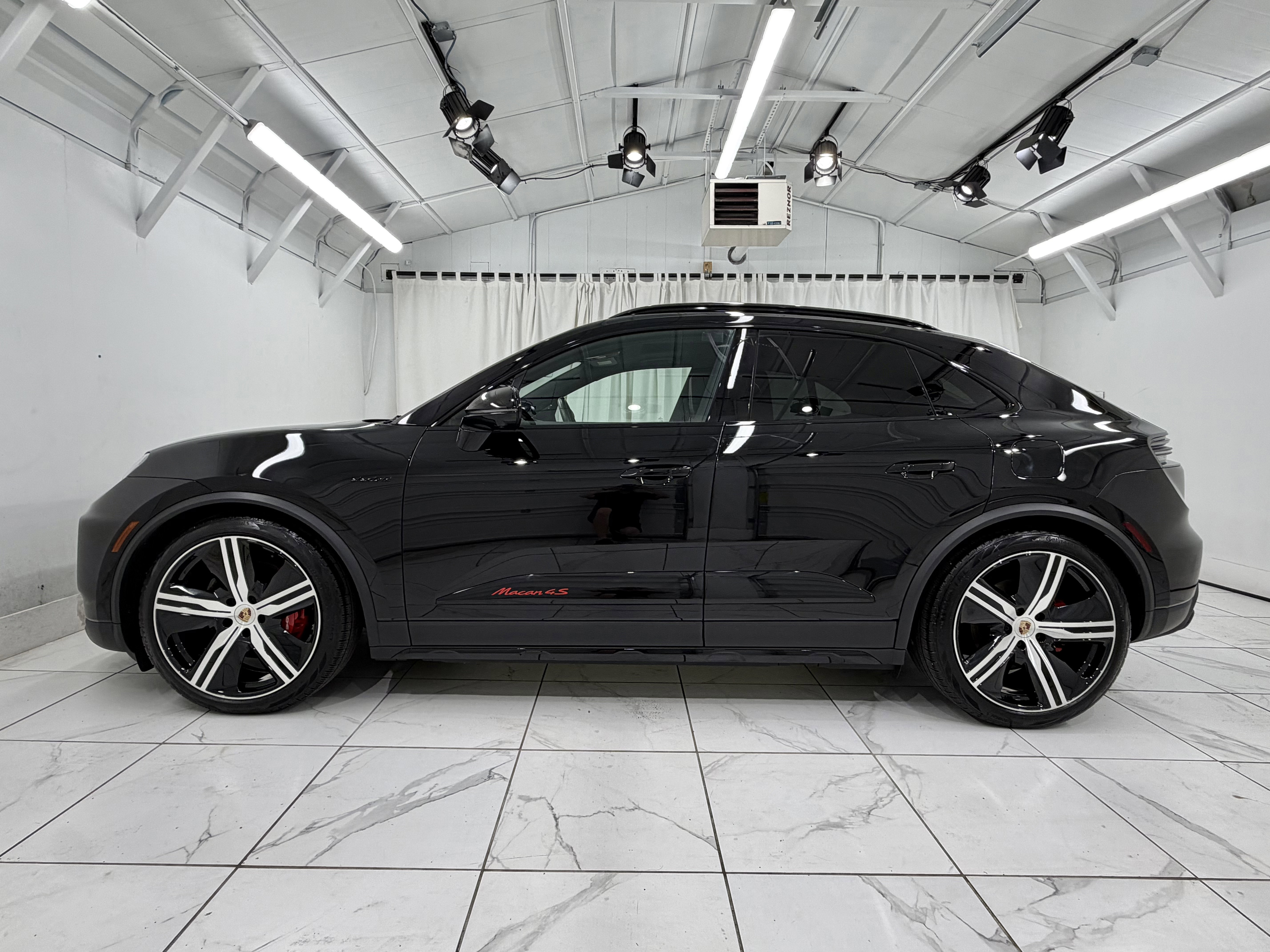 Certified 2025 Porsche Macan 4S Electric AWD/4WD image 15