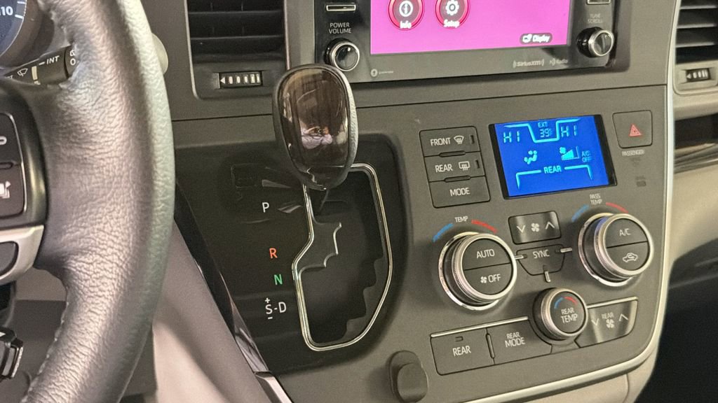 Used 2020 Toyota Sienna XLE image 25