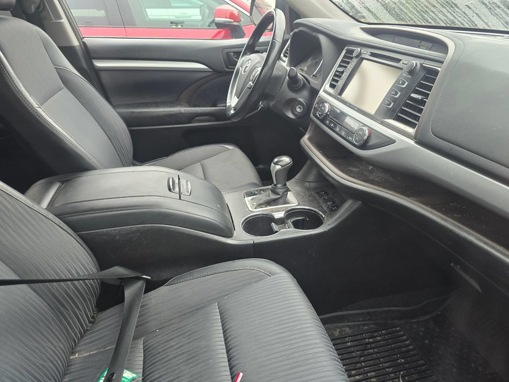 Certified 2017 Toyota Highlander Plus AWD/4WD image 16
