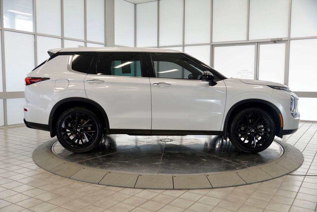 Used 2023 Mitsubishi Outlander SE Black Edition image 9