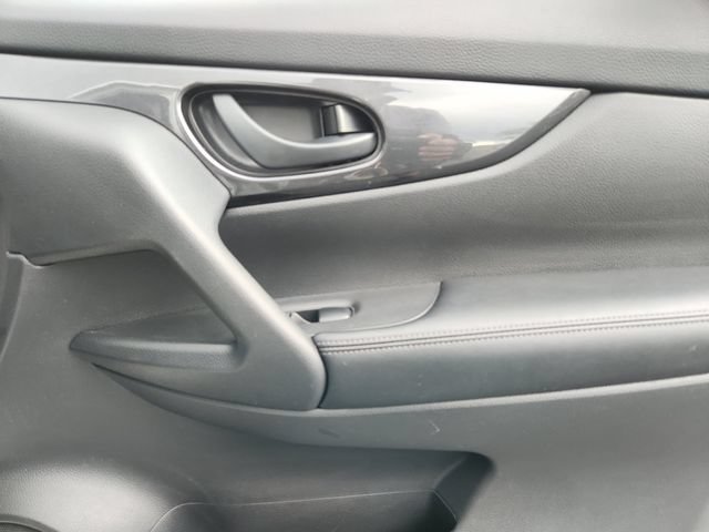 Used 2019 Nissan Rogue S AWD/4WD image 16