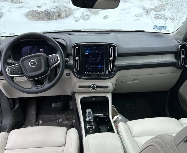 Used 2023 Volvo XC40 B5 Plus w/ Climate Package image 12