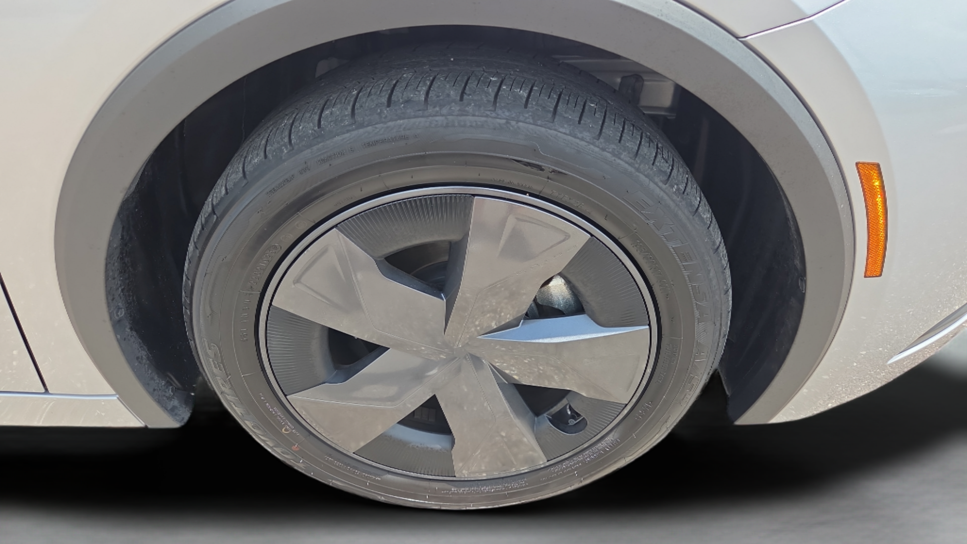Certified 2025 Toyota Prius LE FWD image 34