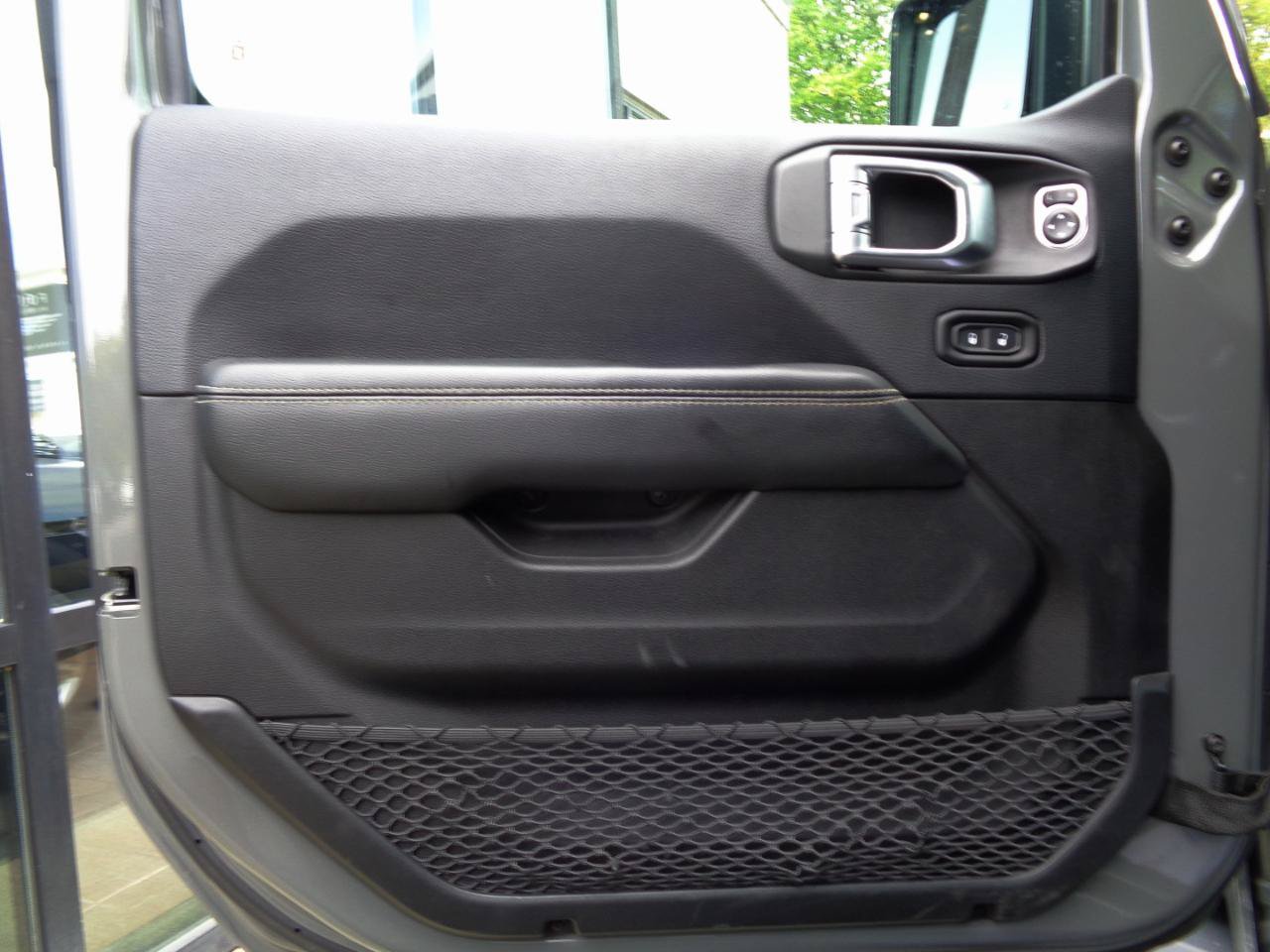 Used 2019 Jeep Wrangler Unlimited Sahara w/ Dual Top Group AWD/4WD image 13