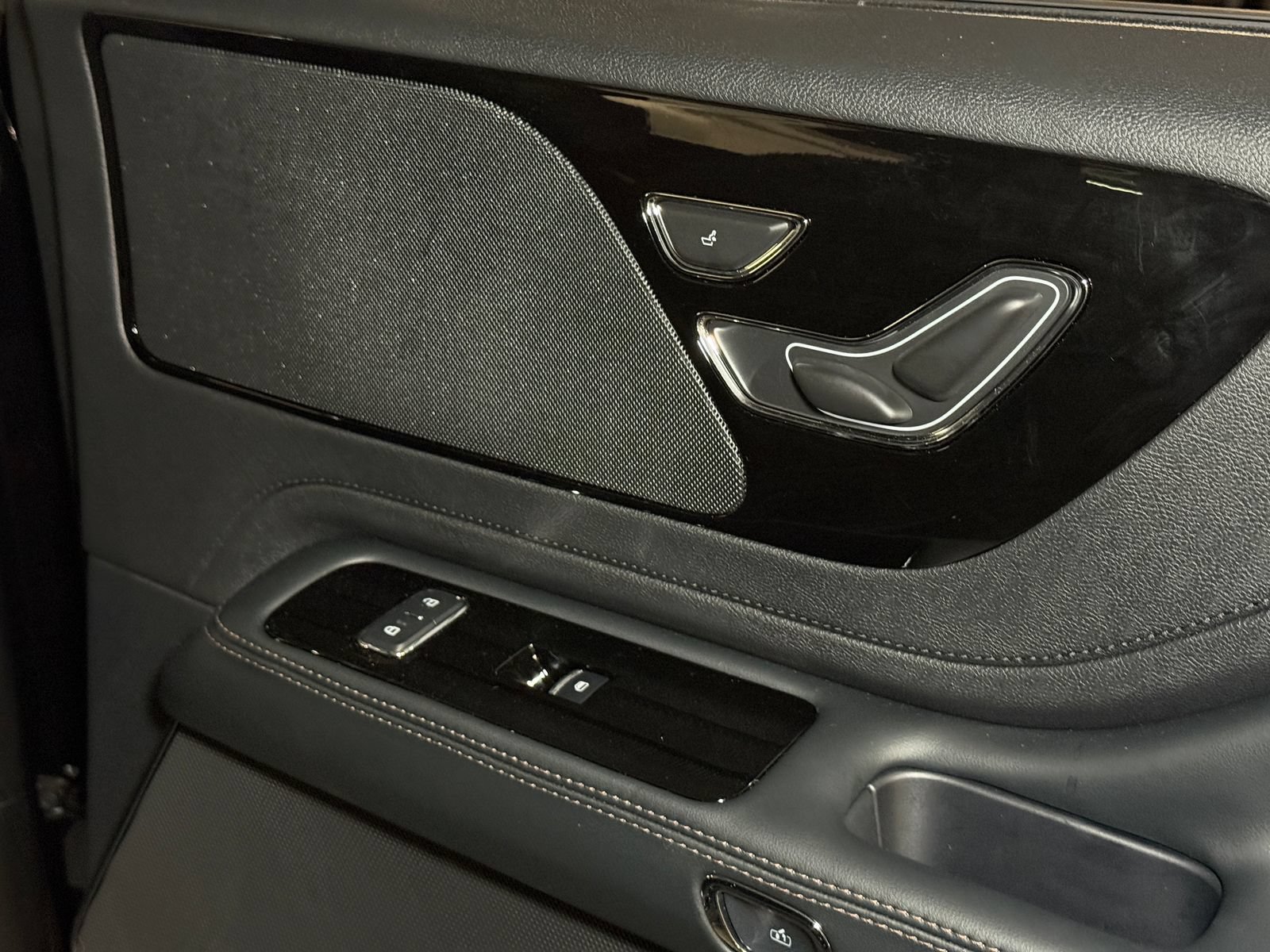 New 2026 Lincoln Aviator AWD image 10
