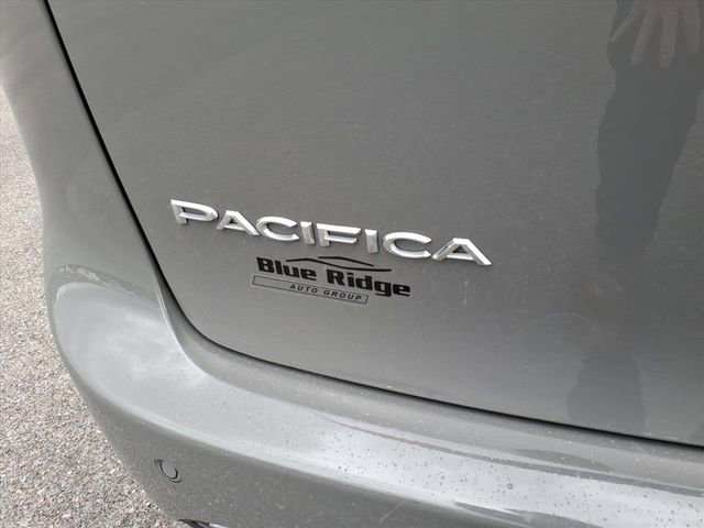 Used 2023 Chrysler Pacifica Touring-L image 8