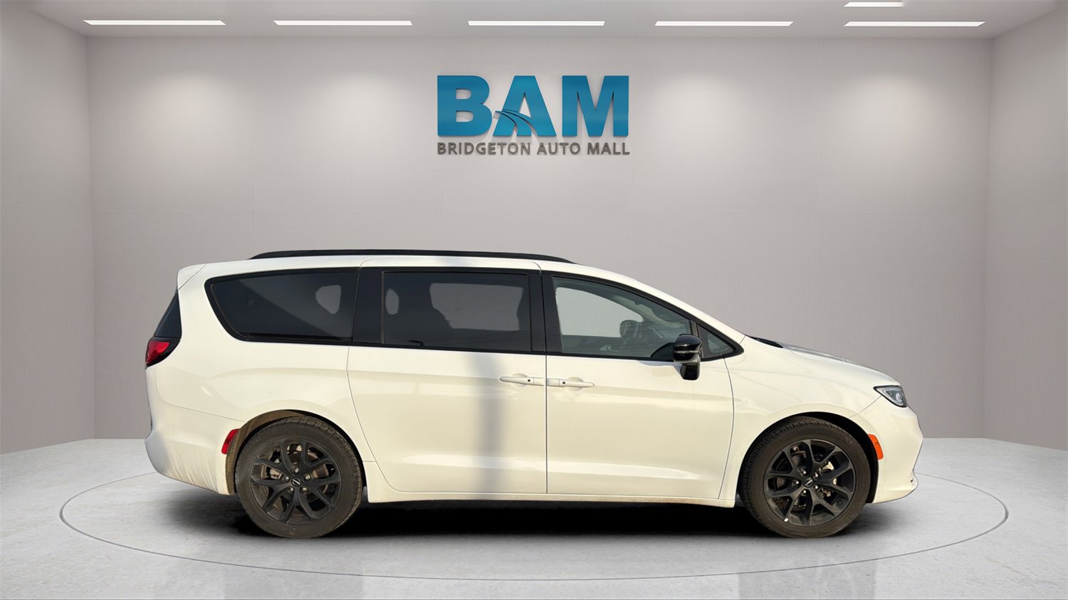 Used 2025 Chrysler Pacifica Limited image 8