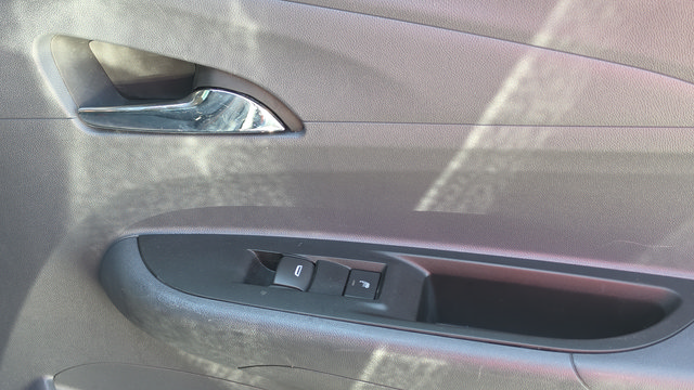 Used 2020 Chevrolet Bolt Premier w/ Infotainment Package FWD image 33