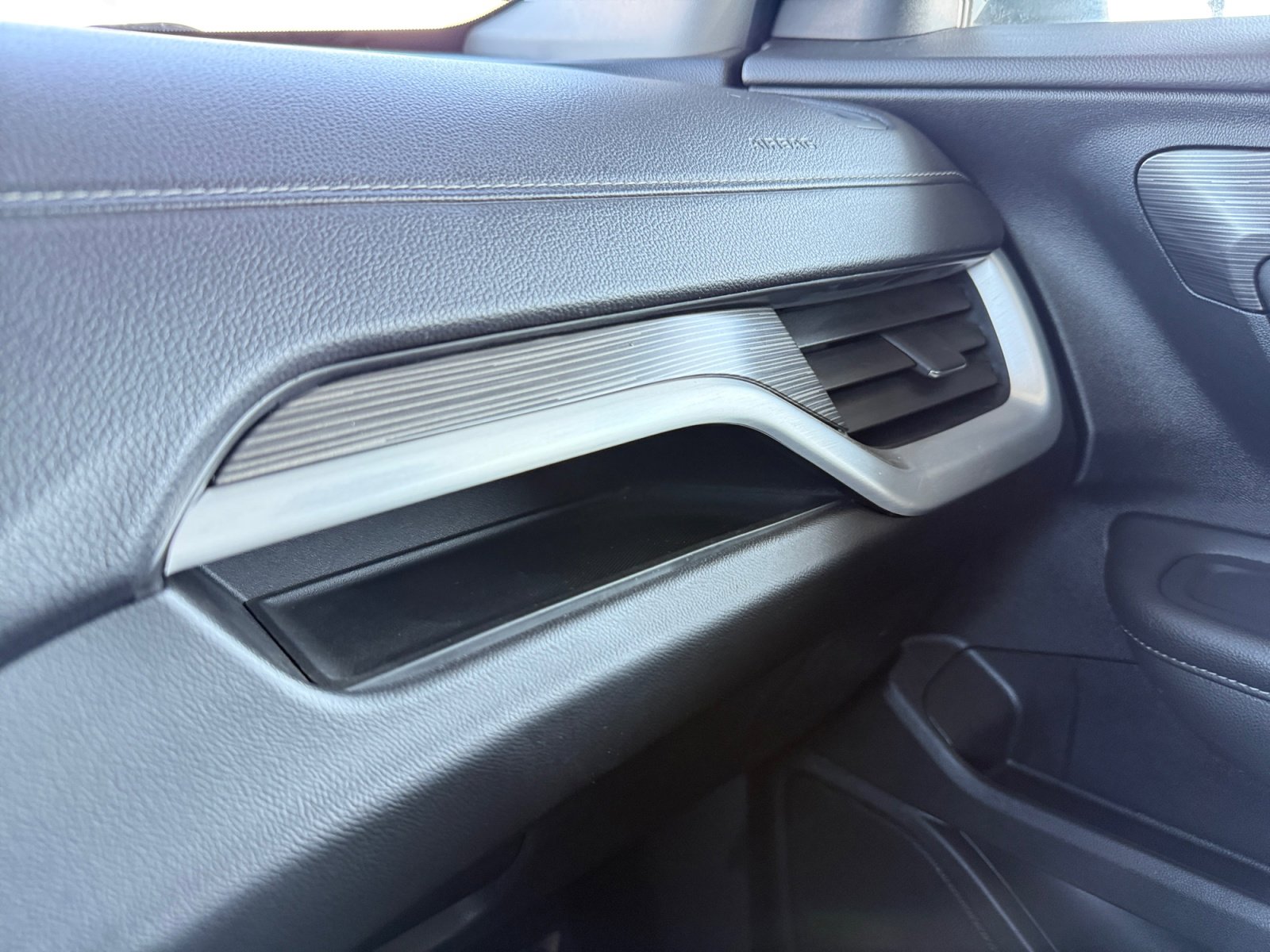 Used 2023 GMC Terrain SLT image 17