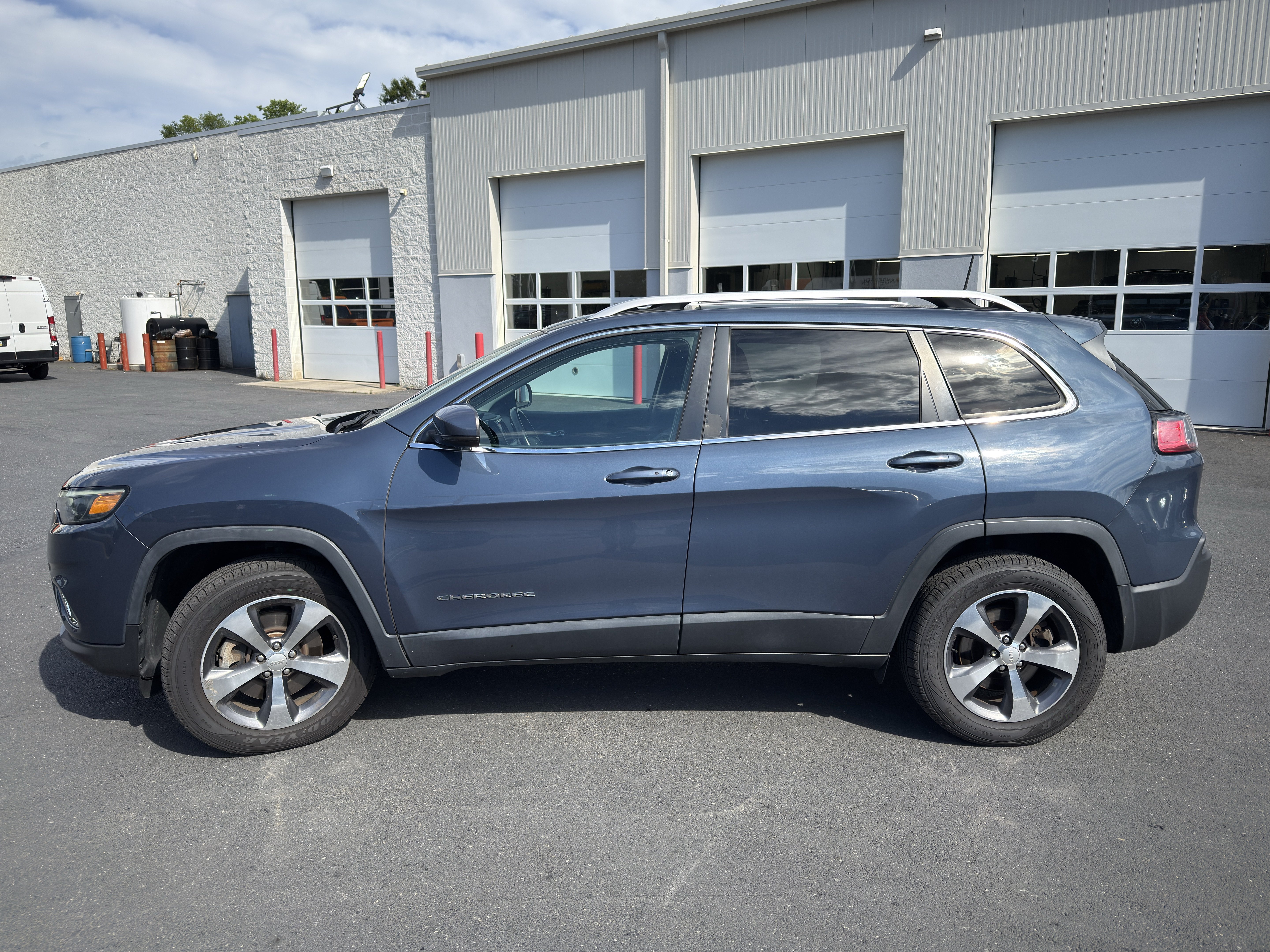 Used 2019 Jeep Cherokee Limited AWD/4WD image 8