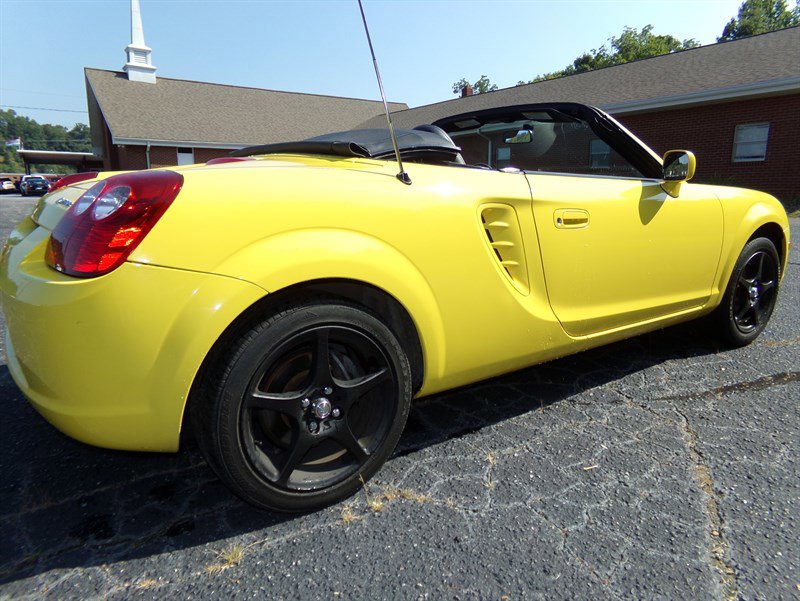 Used 2004 Toyota MR2 image 2