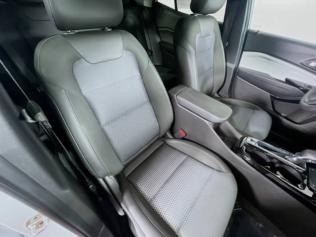 Certified 2025 Chevrolet Trax LT image 25