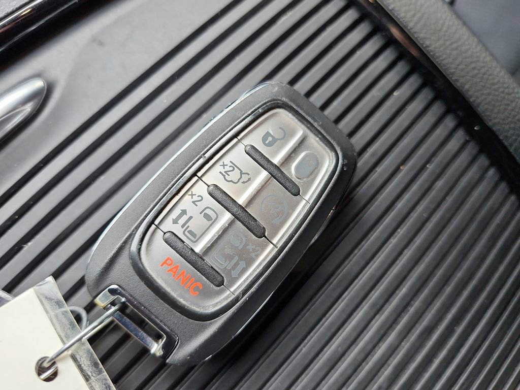 Used 2025 Chrysler Pacifica Limited FWD image 25