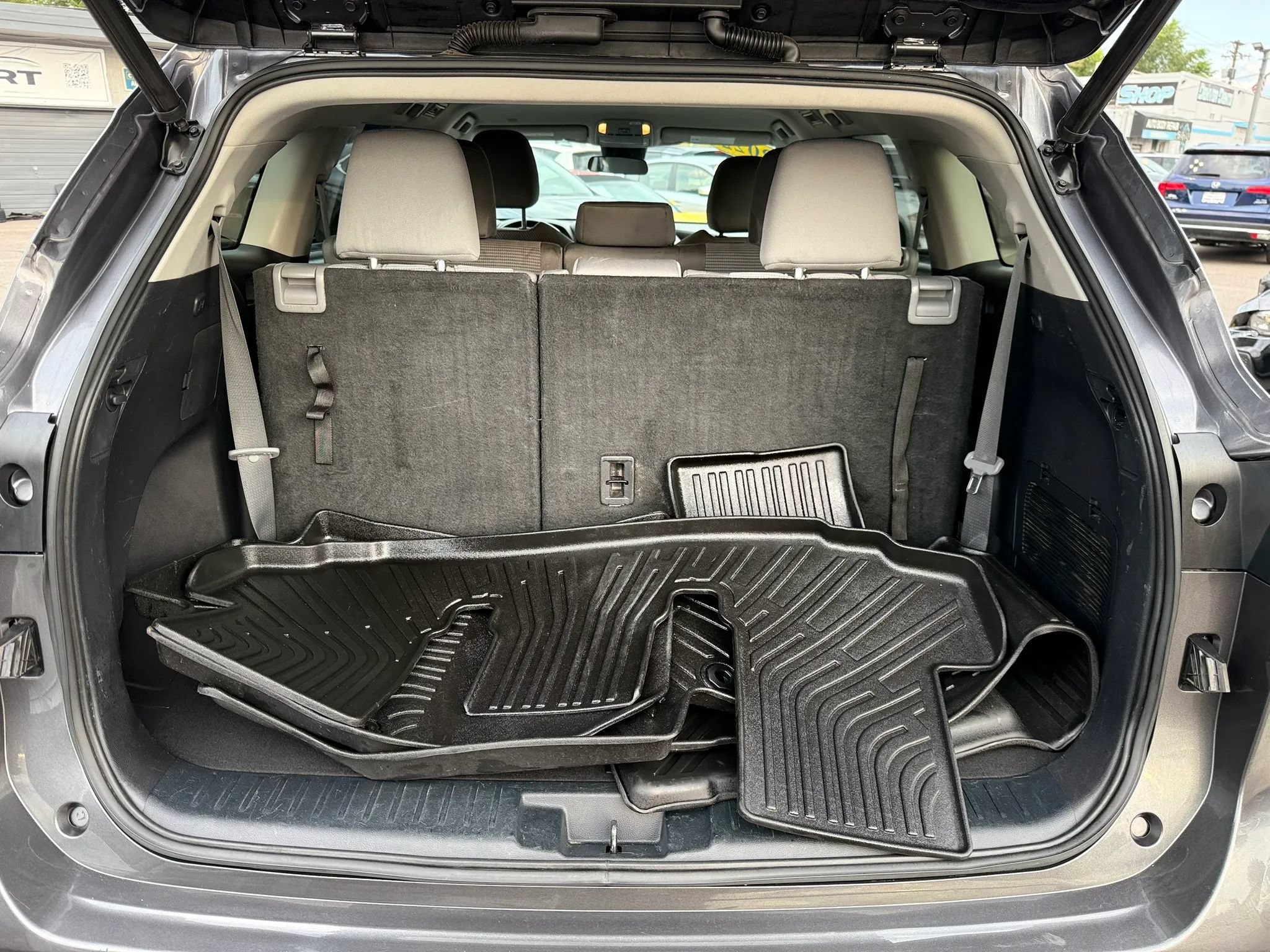 Used 2022 Toyota Highlander LE AWD/4WD image 25