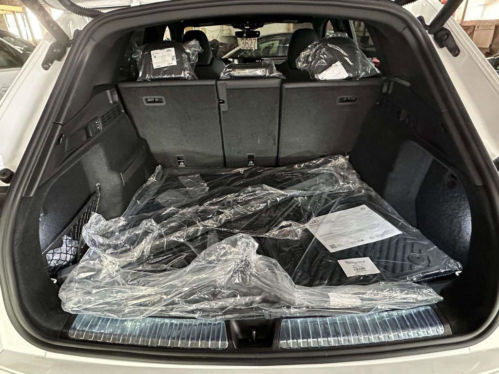 New 2025 Audi SQ5 Premium w/ Convenience Package image 9