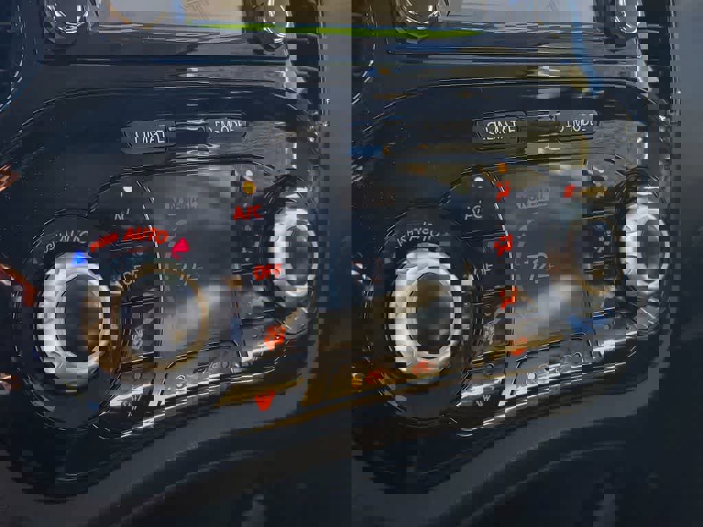 Used 2015 Nissan Juke SL image 28