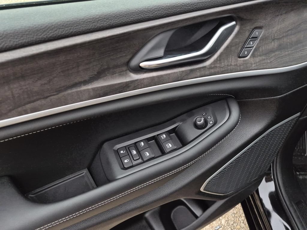 New 2026 Jeep Grand Cherokee Limited AWD/4WD image 12