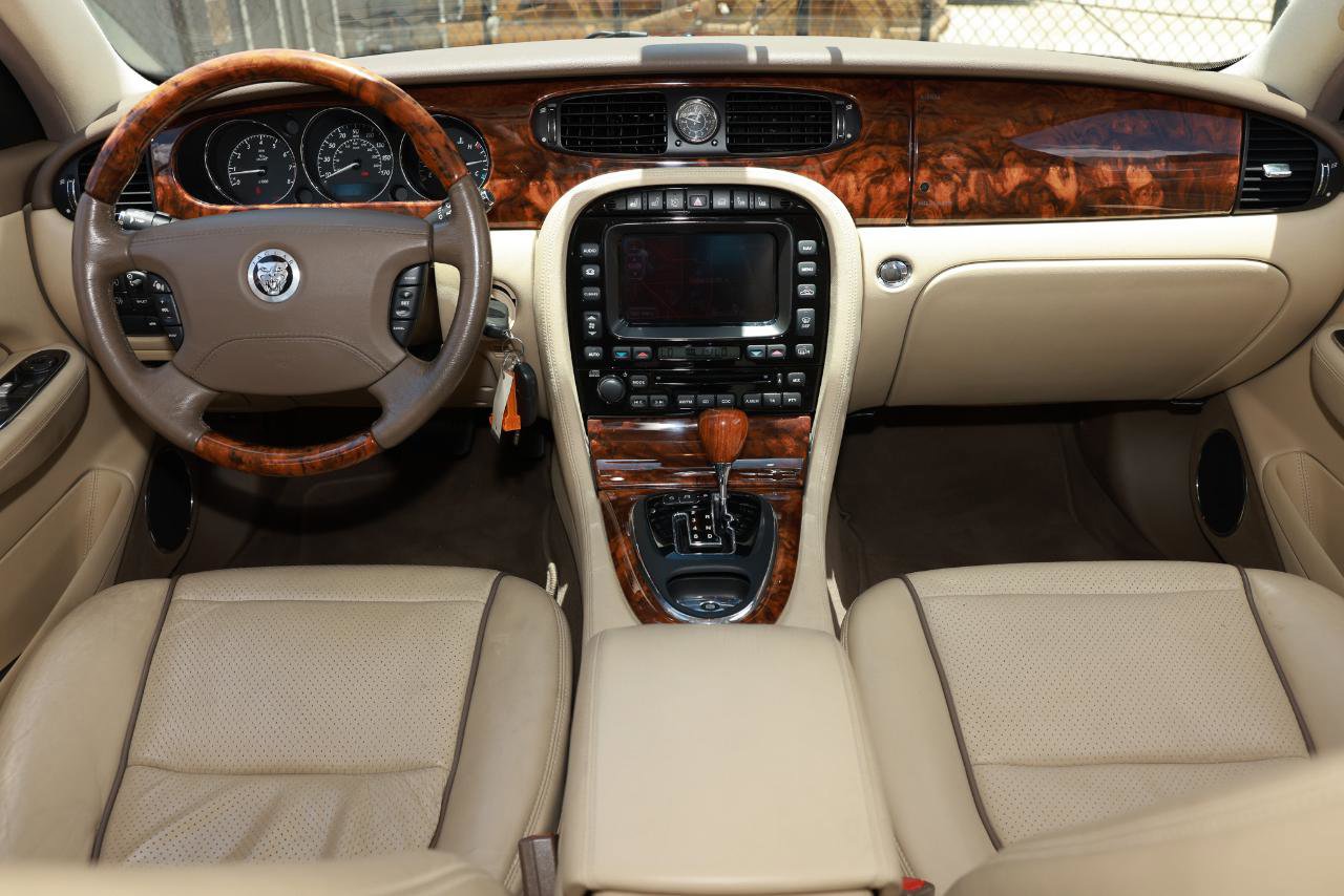 Used 2008 Jaguar XJ8 RWD image 2