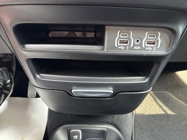 Used 2025 Chrysler Pacifica Select image 28