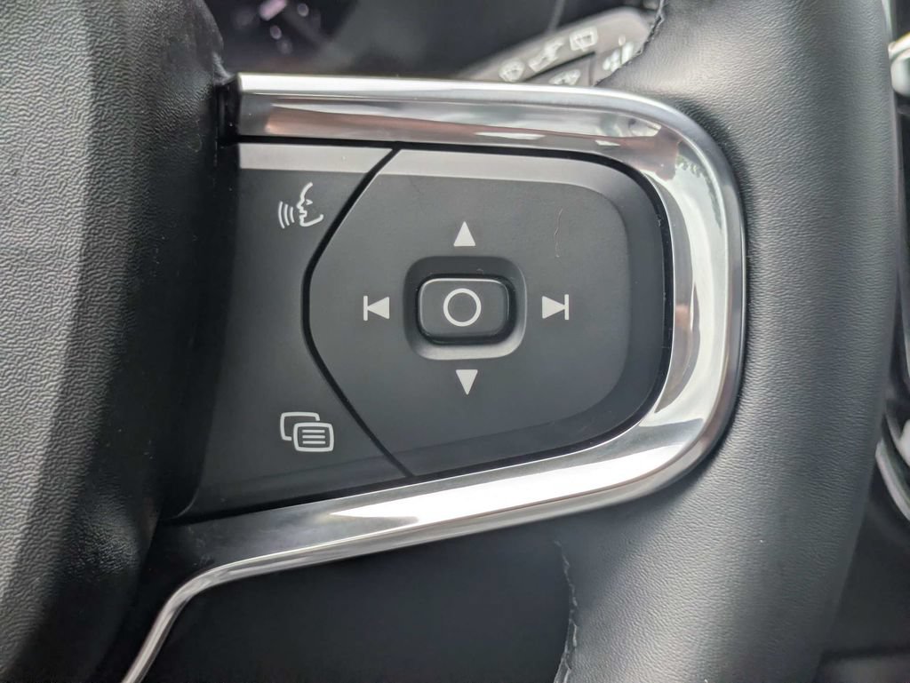 Certified 2025 Volvo XC40 B5 Plus AWD/4WD image 29