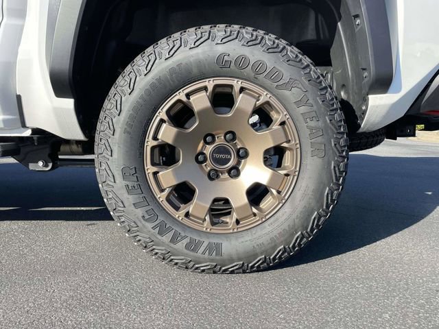 Used 2025 Toyota Tacoma Trailhunter AWD/4WD image 9