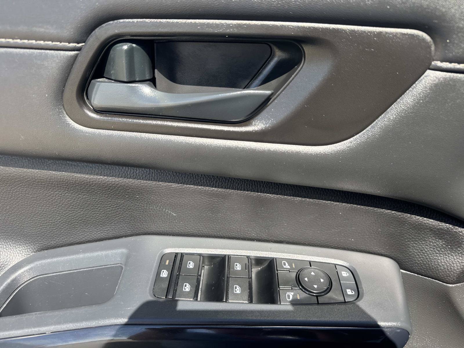 Used 2025 Nissan Pathfinder SV FWD image 19