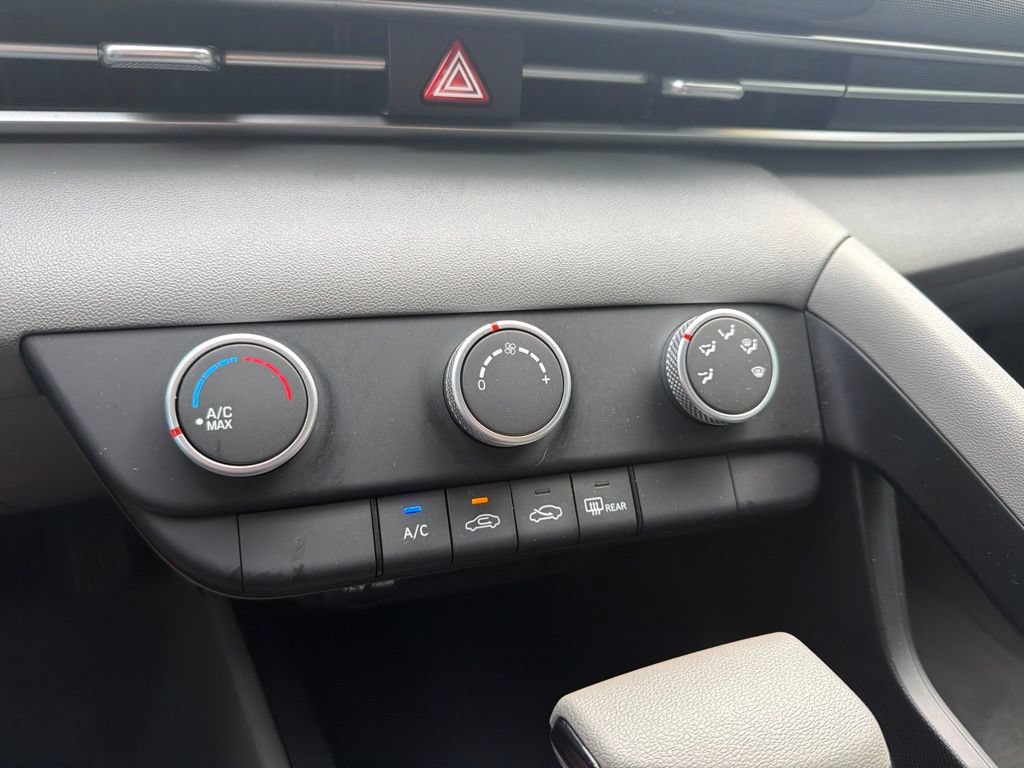 Used 2023 Hyundai Elantra SE FWD image 30