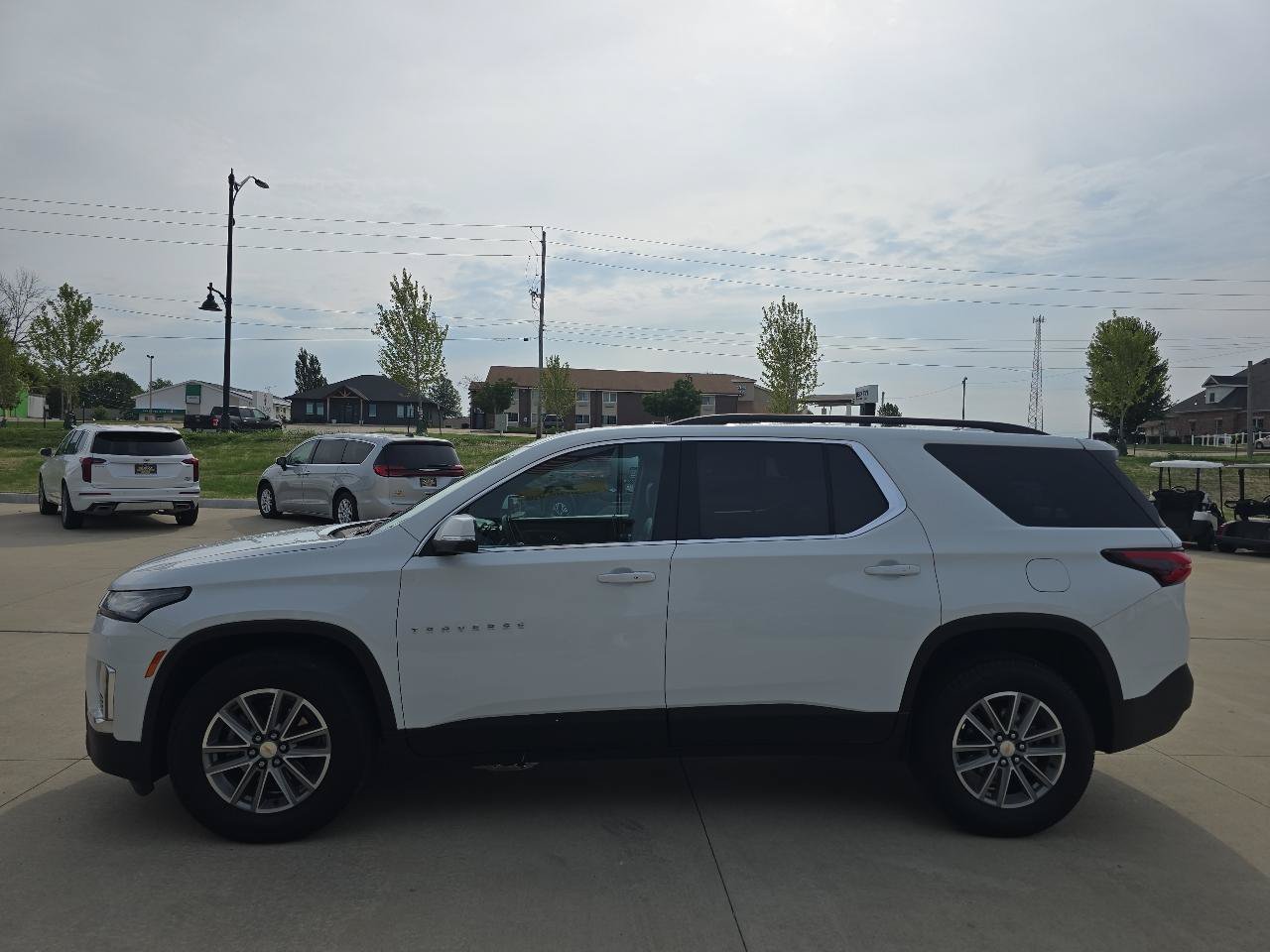 Used 2023 Chevrolet Traverse LT FWD image 2