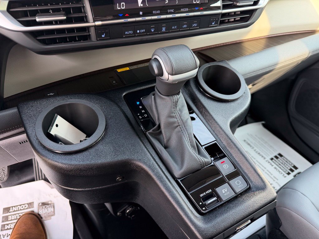 Used 2023 Toyota Sienna XLE w/ XLE Plus Package FWD image 16