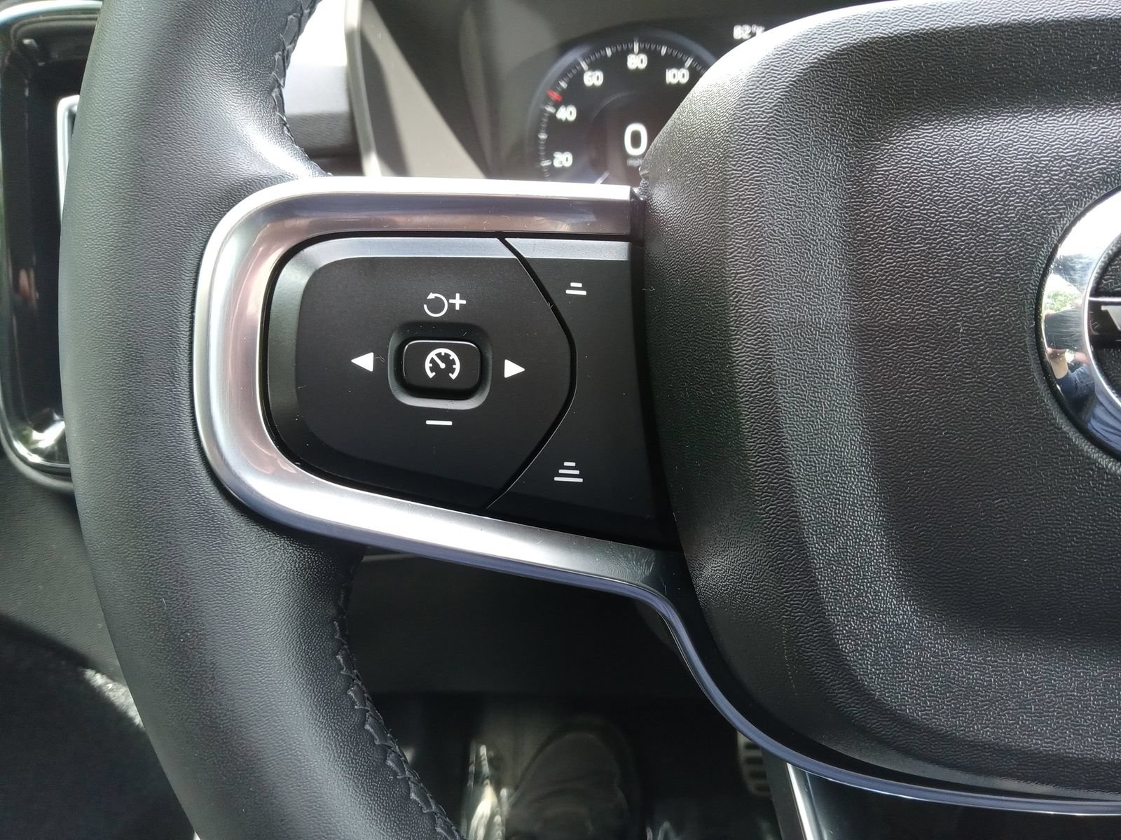 Used 2022 Volvo XC40 T5 R-Design w/ Climate Package AWD/4WD image 22