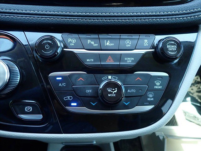 Used 2023 Chrysler Pacifica Touring-L AWD/4WD image 22
