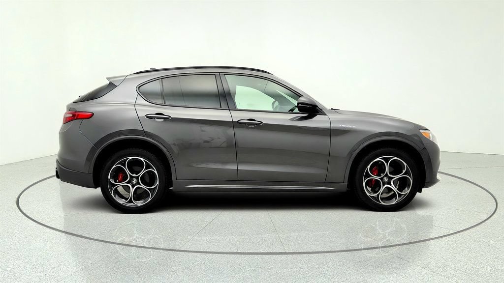 Used 2022 Alfa Romeo Stelvio Veloce AWD/4WD image 4