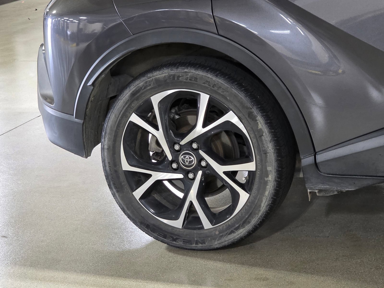 Used 2018 Toyota C-HR XLE FWD image 9