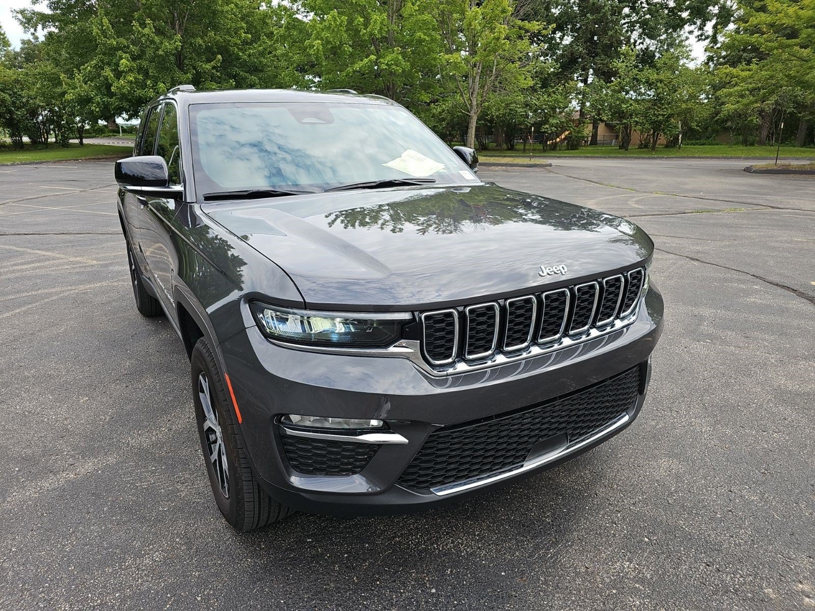 Used 2025 Jeep Grand Cherokee Limited AWD/4WD image 8