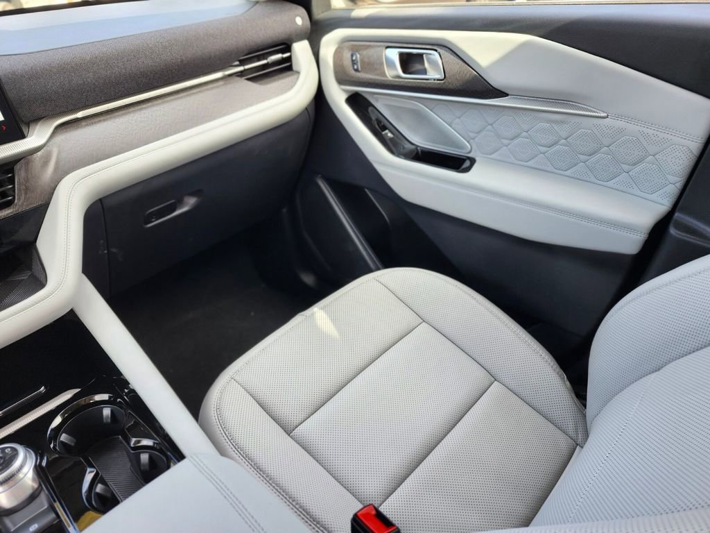 Certified 2025 Ford Explorer Platinum w/ LUX Leather Package AWD/4WD image 15