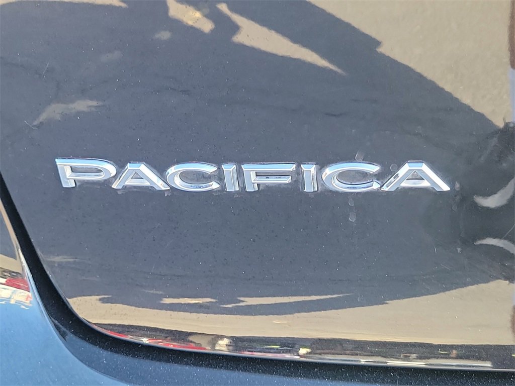 Used 2024 Chrysler Pacifica Touring-L image 27