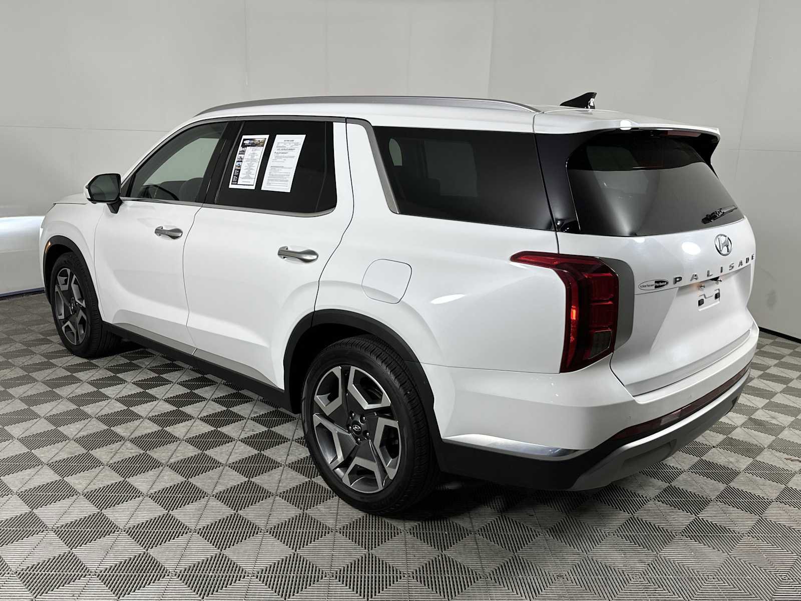 Used 2024 Hyundai Palisade Limited FWD image 6