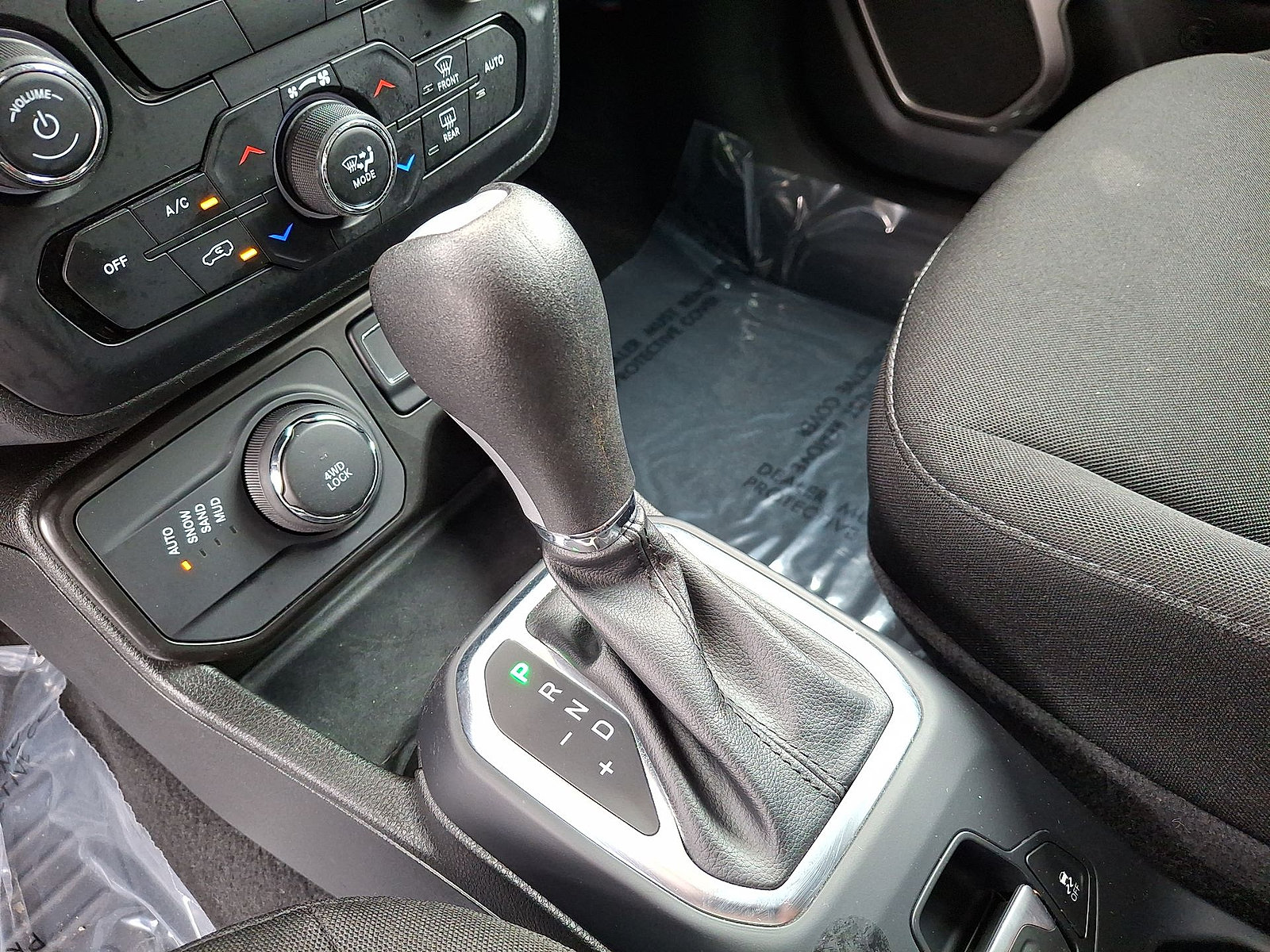 Used 2023 Jeep Renegade Latitude AWD/4WD image 12