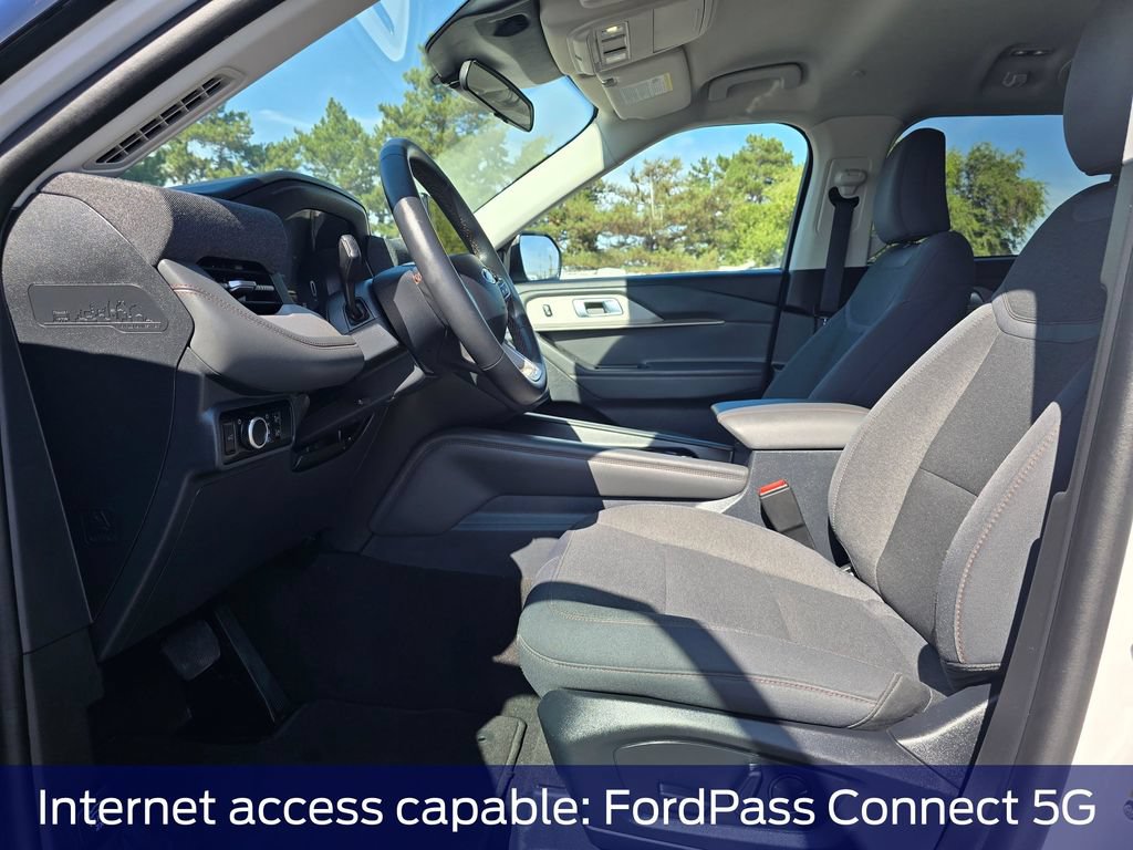 Used 2025 Ford Explorer Active AWD/4WD image 11