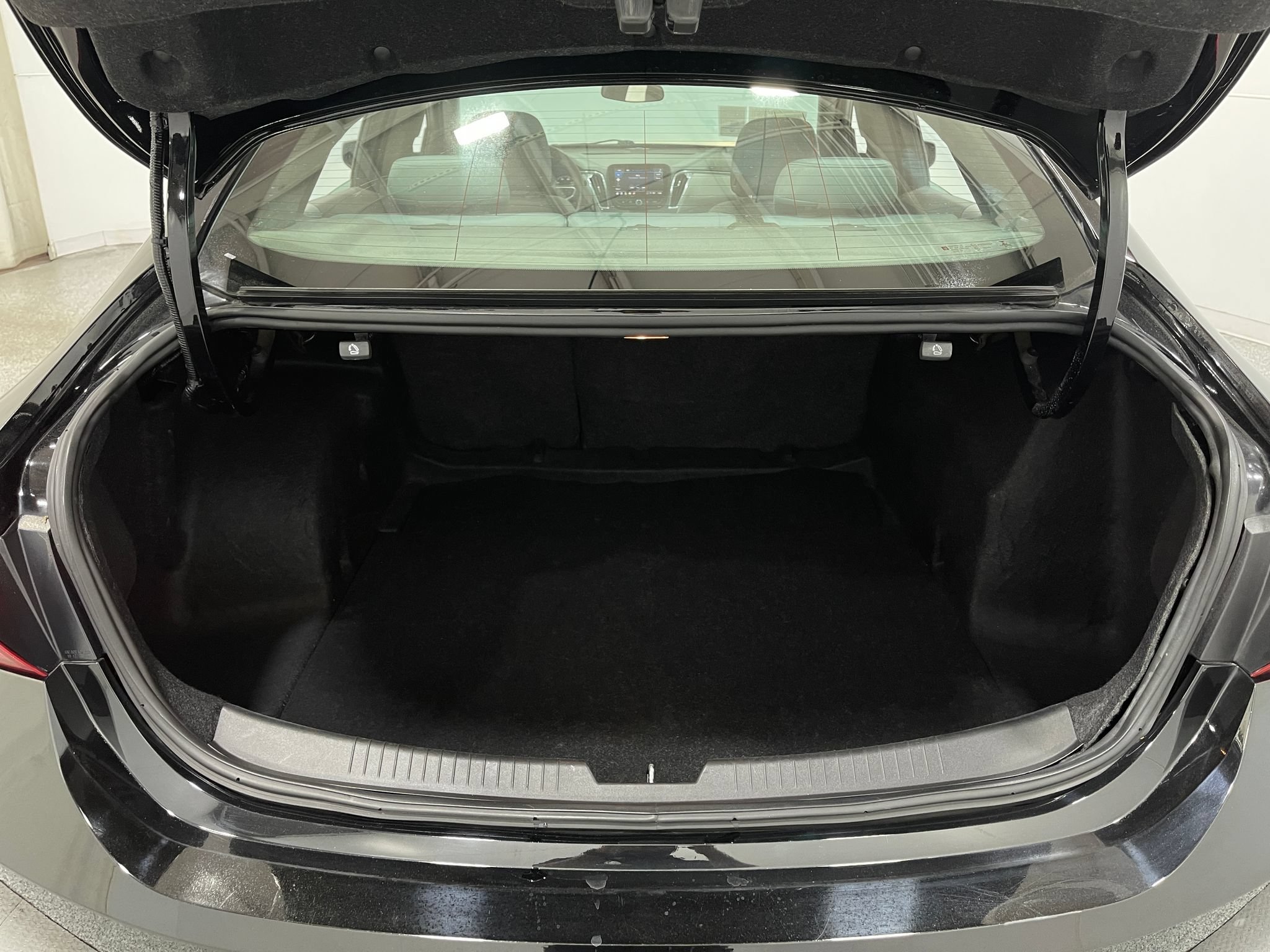 Used 2021 Chevrolet Malibu LT FWD image 24