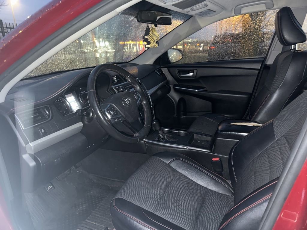 Used 2017 Toyota Camry SE image 5