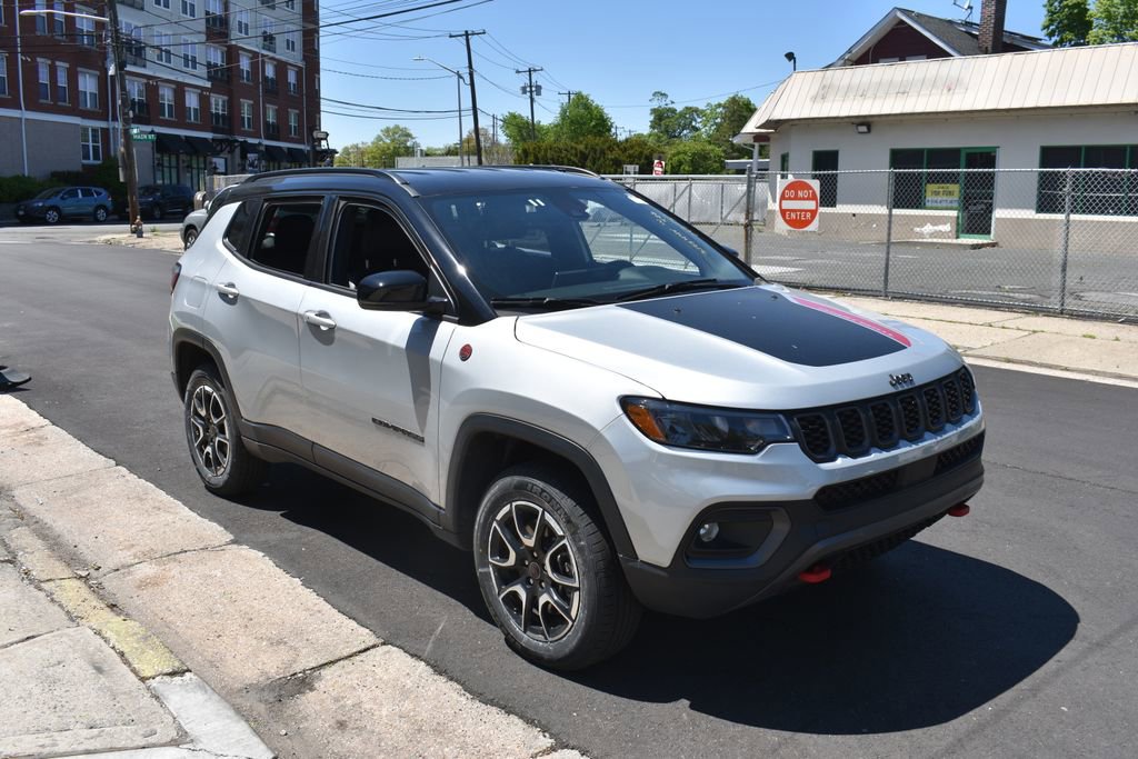 Used 2025 Jeep Compass Trailhawk w/ Trailer Tow Group AWD/4WD image 4