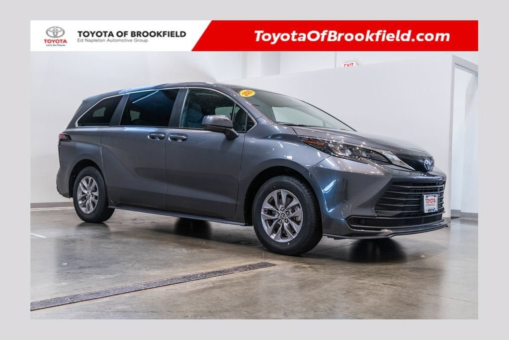 Used 2025 Toyota Sienna LE FWD image 1