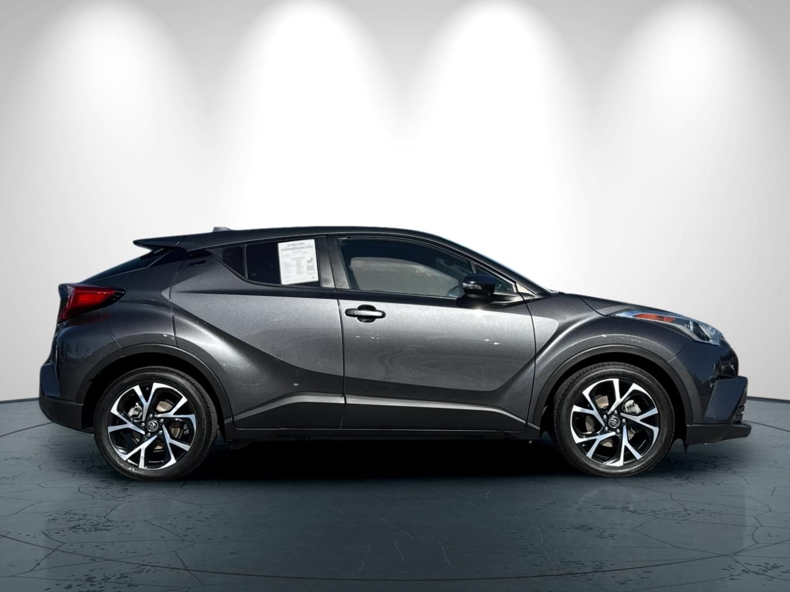 Used 2018 Toyota C-HR XLE FWD image 3